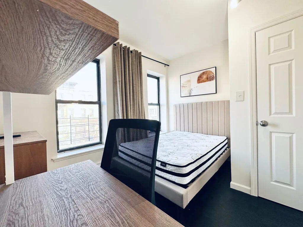 Building Photo - Furnished room/NOT APARTMENT