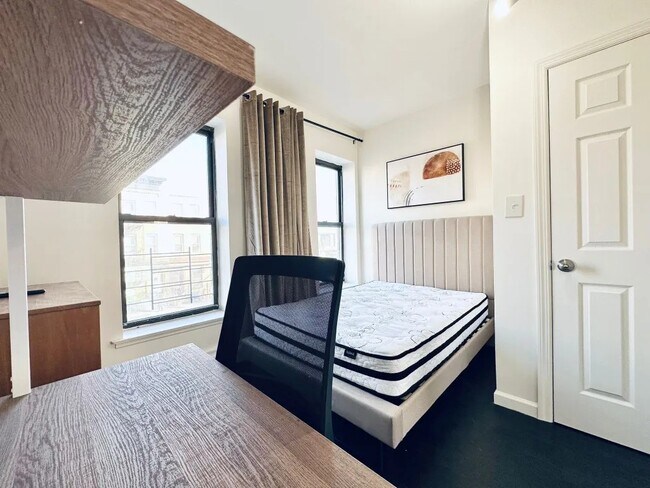 Building Photo - Furnished room/NOT APARTMENT