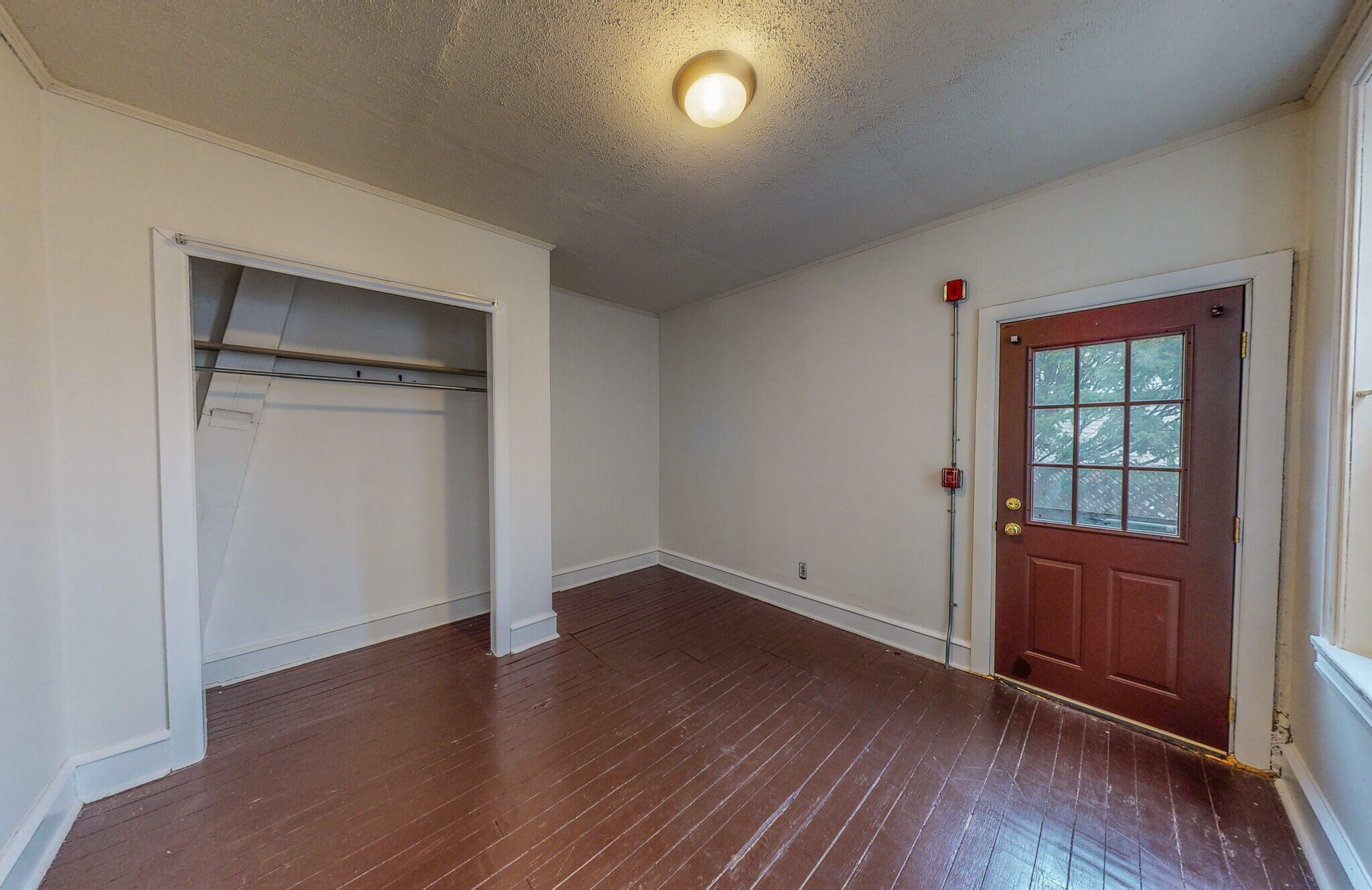 Building Photo - 1302 E Columbia Ave