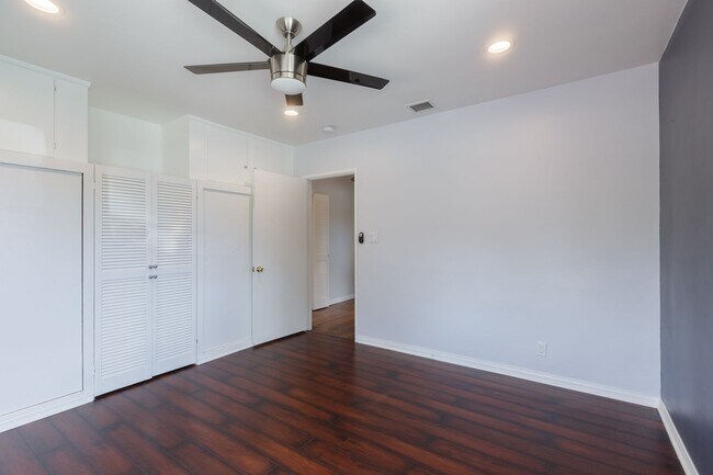 Building Photo - Spacious 5-Bedroom, 3-Bath Home with Pool ...