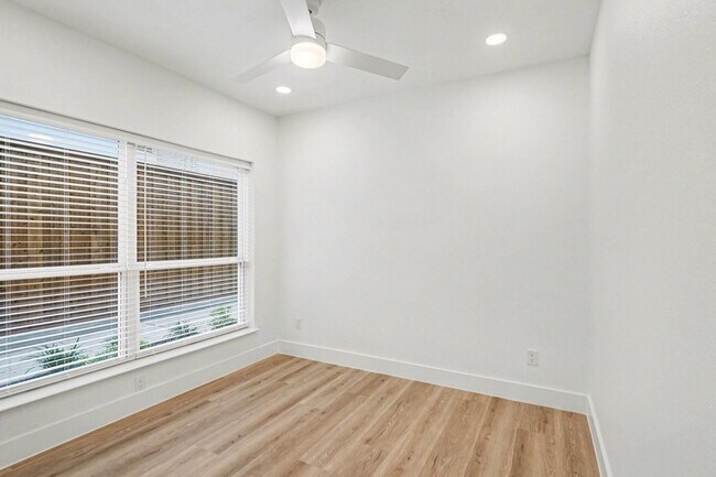 Building Photo - 2217 N Fitzhugh Ave