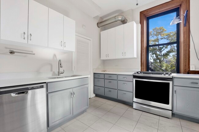 Building Photo - 825 W Armitage Ave