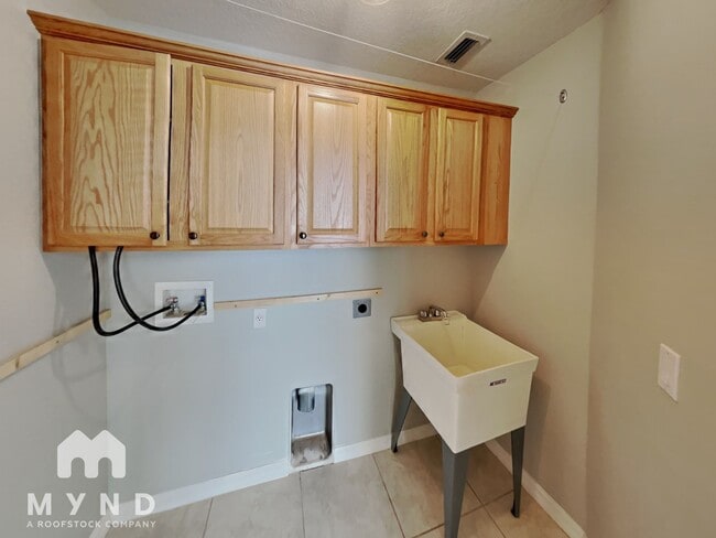 Building Photo - 9775 Doriath Cir