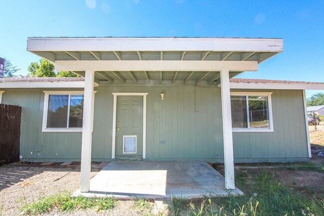 Building Photo - 2 Bedroom Duplex with Fenced Yard