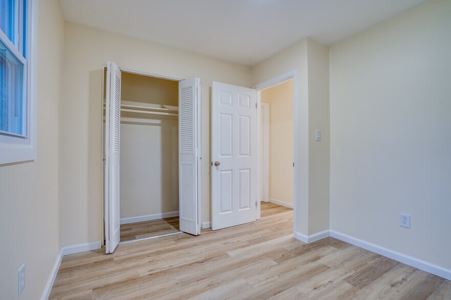 Building Photo - 14220 Fallbrook Ln