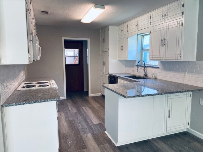 Building Photo - 701 Morning Glory Ln