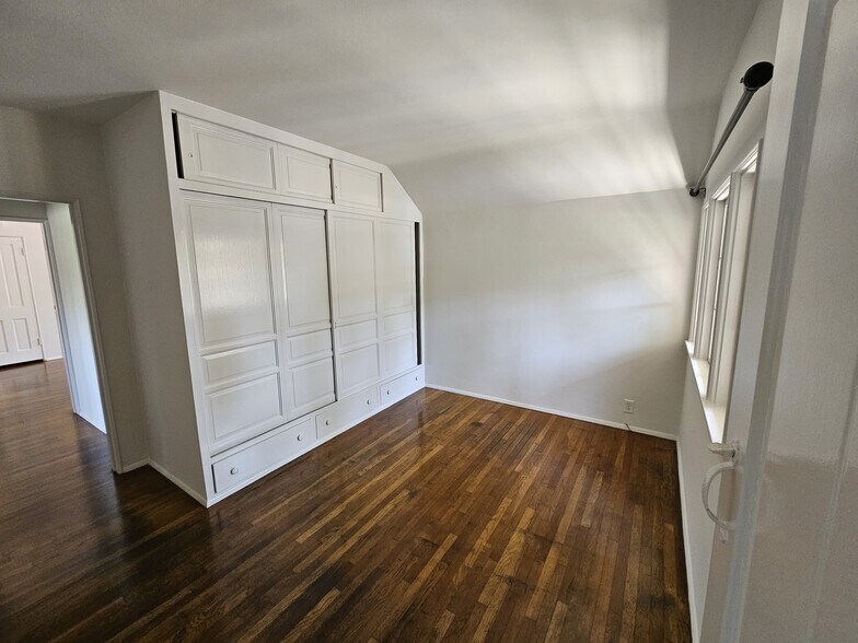 Building Photo - 8531 Rosewood Ave