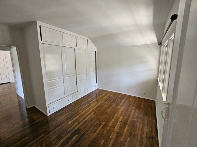 Building Photo - 8531 Rosewood Ave