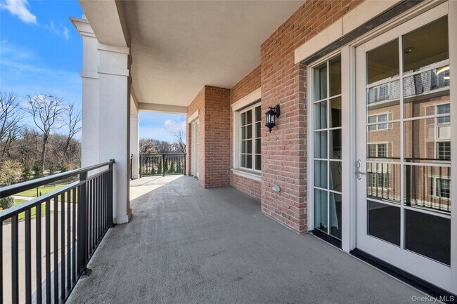 Building Photo - 5000 Royal Ct