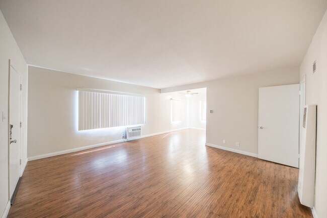 Building Photo - 14215 Sylvan St