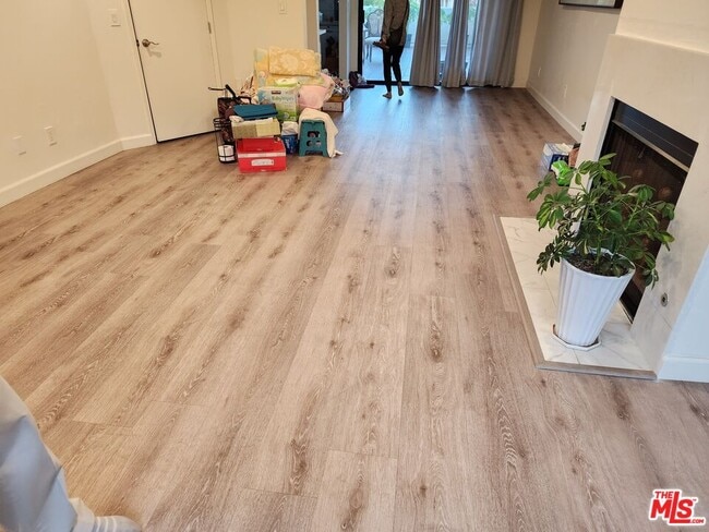 Building Photo - 601 S Van Ness Ave