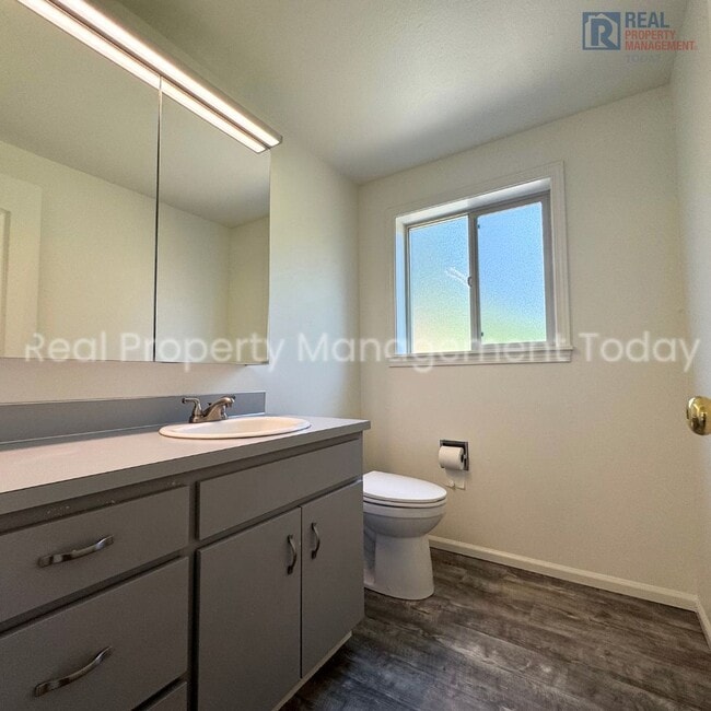 Building Photo - Charming 3 Bedroom with Huge Backyard!