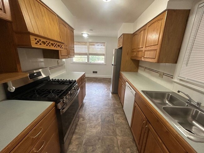 Building Photo - 4534 Oakwood Dr