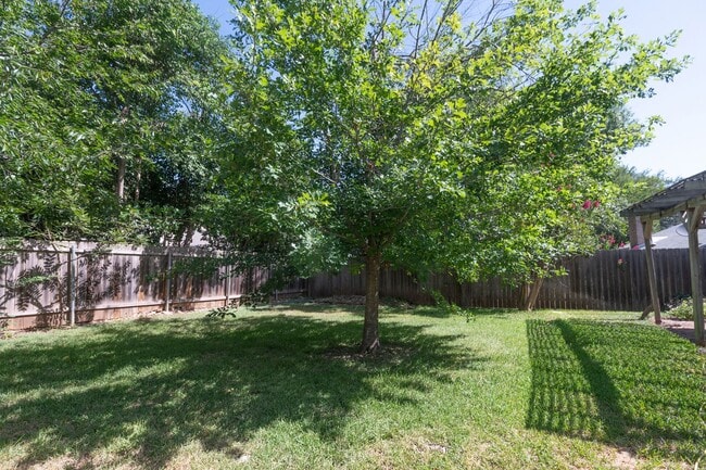 Building Photo - Single Story, Energy Efficient Home - Move...