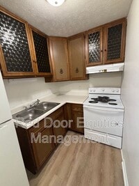 Building Photo - 709 W 6th Ave