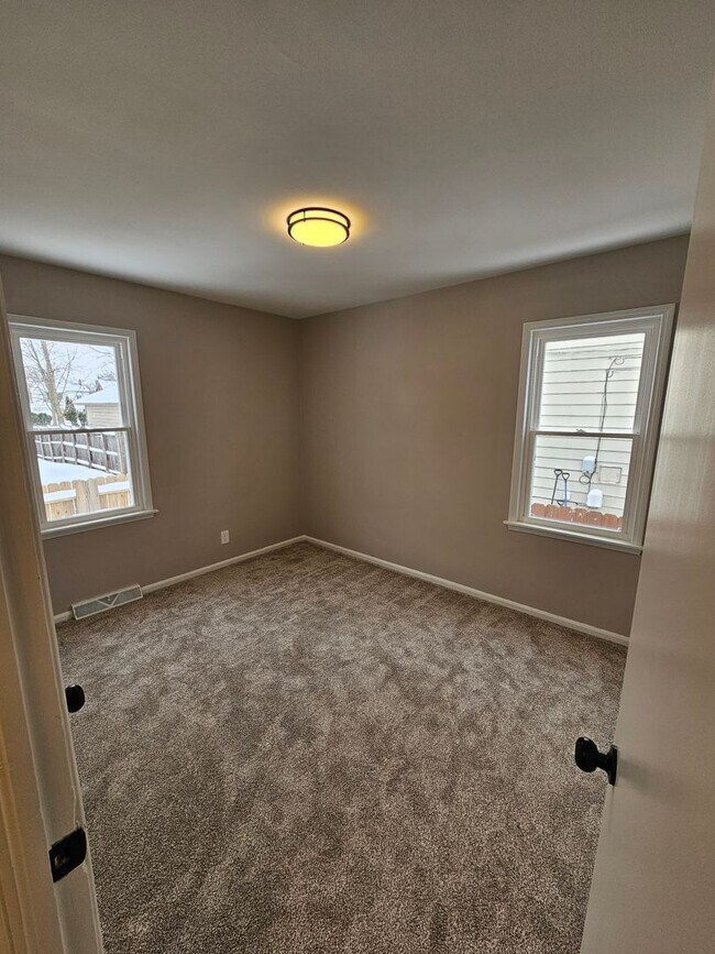 Building Photo - Beautiful Parma Heights 3 Bedroom