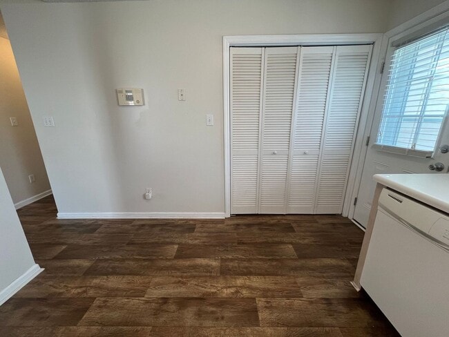 Building Photo - End Unit Townhouse, 3 Bed, 3 Bath