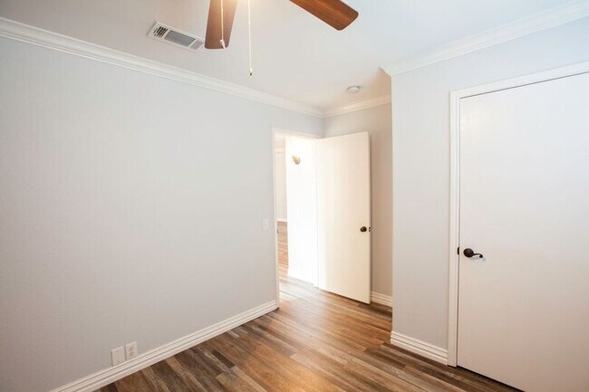 Building Photo - 3103 Creekwood Dr