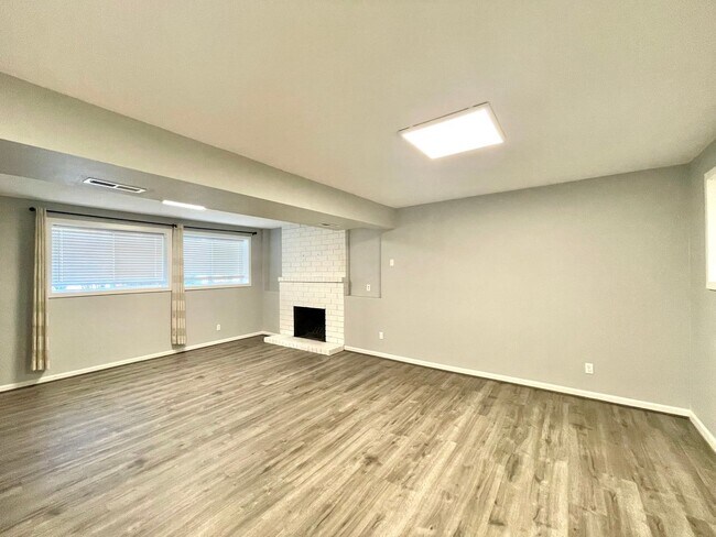 Building Photo - SIlverlake SFH with AC for rent