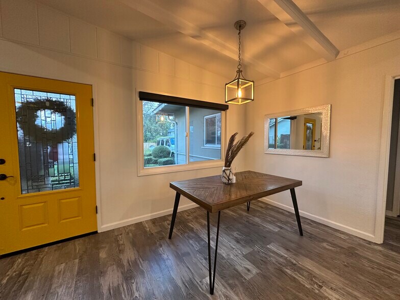 Dining - 195 Murlagan Ave