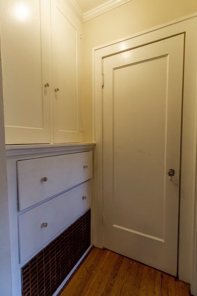 Building Photo - Charming One Bedroom Unit in Fourplex with Original Hardwoods, Breakfast Nook, Detached Garage