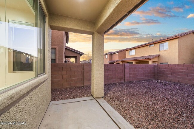 Building Photo - 4 bed/3bath in desirable Paseo Del Rio Community