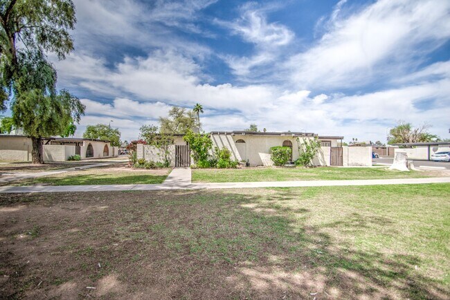Building Photo - Charming 3 bedroom Townhome near MCC & Med...
