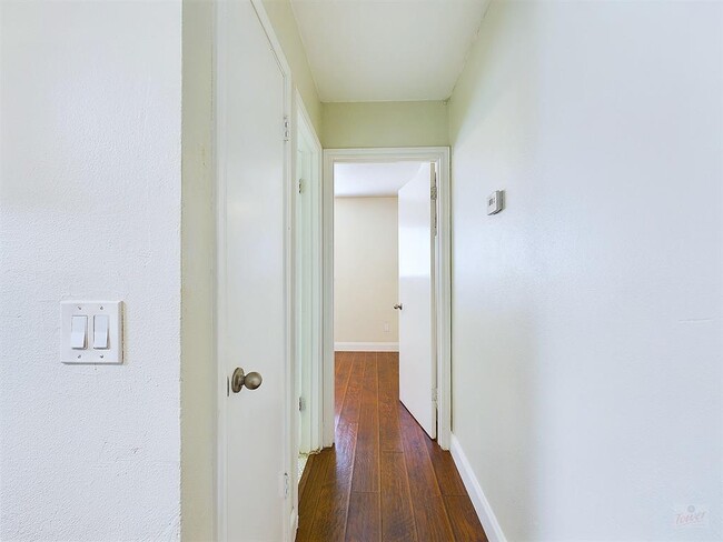 Building Photo - 2302 East Side Dr