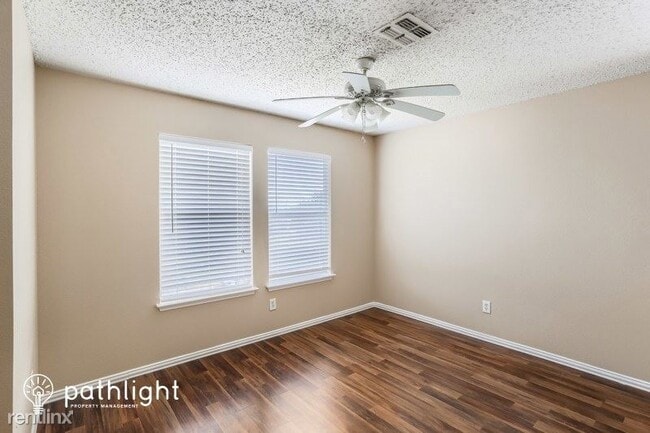 Building Photo - 3 br, 2.5 bath House - 1405 Knottingham Dr...