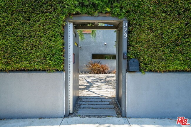 Building Photo - 929 Dickson St