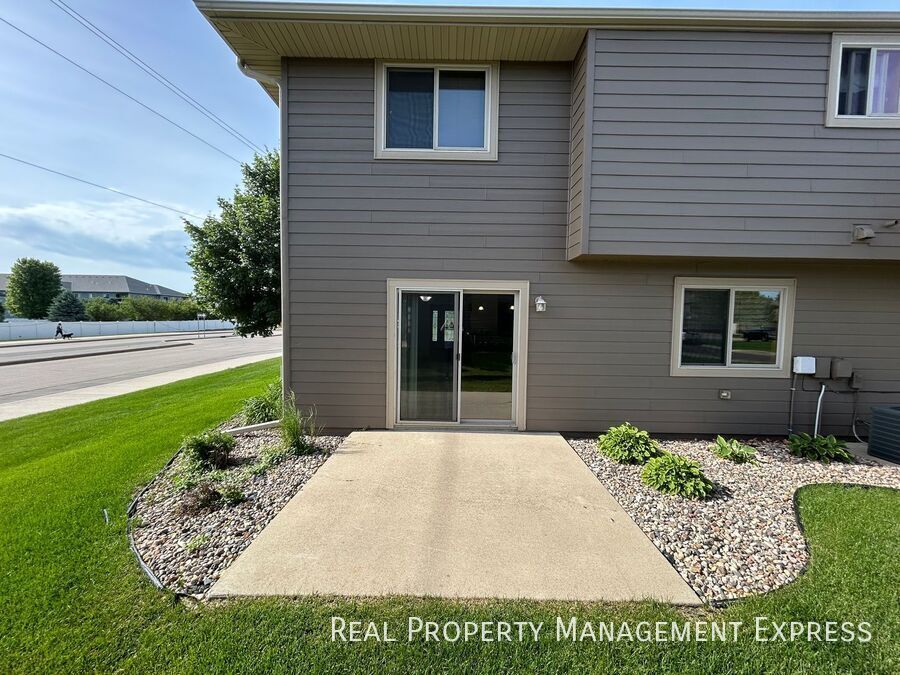 Building Photo - 2 Bedroom, 1 Bath Townhome with Amenities!
