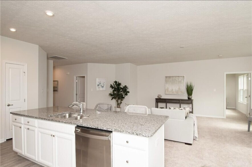 Building Photo - 2125 Schmidt Dr