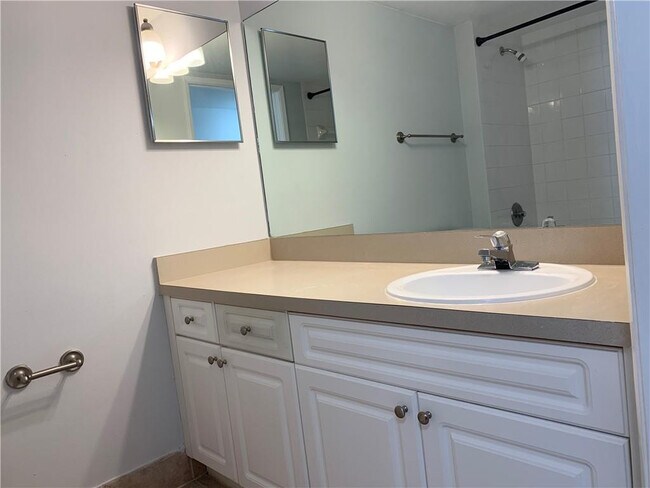 Building Photo - 520 SE 5 Ave