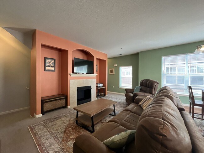 Building Photo - Well-Designed Condo with Dual Primary Suites, Vaulted Ceilings & Community Clubhouse