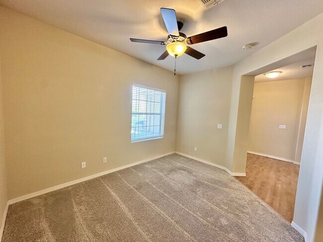 Building Photo - Beautiful 3 bedroom, 3 bathroom home with ...