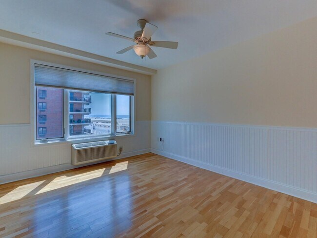 Building Photo - 260 W Broadway