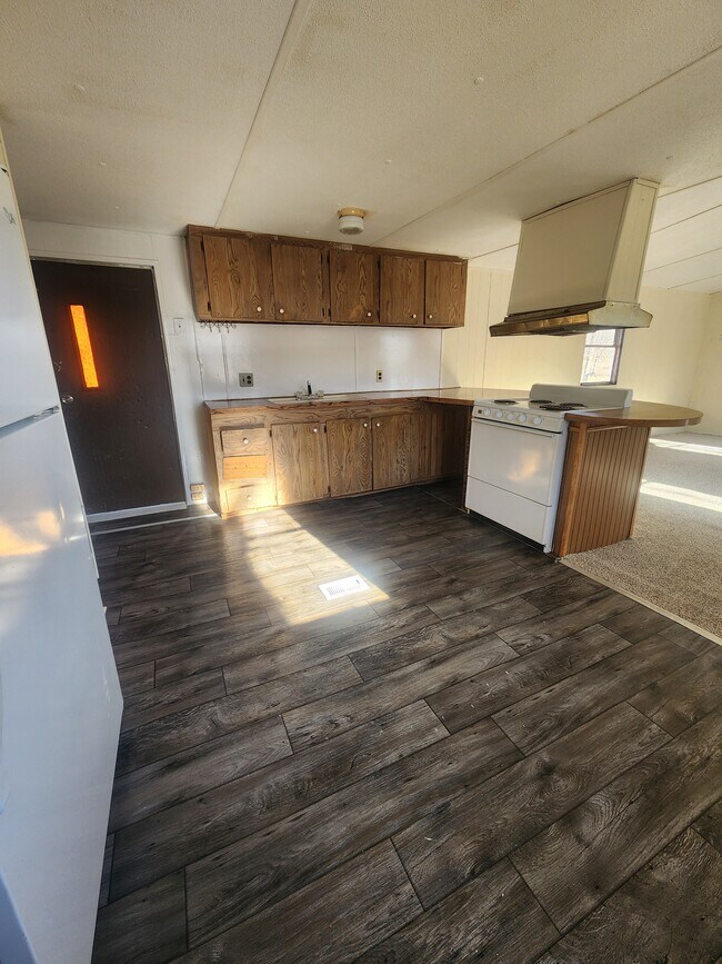 Building Photo - Small Rd Park