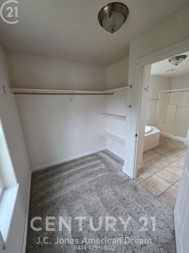 Building Photo - Newer 3 bed 2 bath