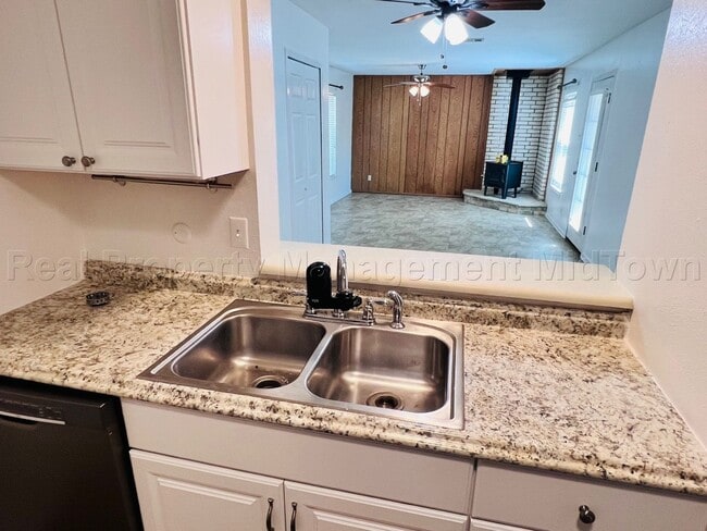 Building Photo - Charming 2 bedroom 1-bathroom Duplex unit features a prime location