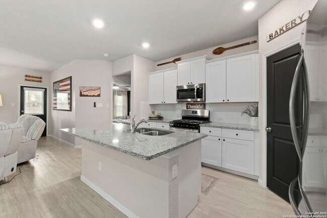Building Photo - BEAUTIFUL 4-BEDROOM, SINGLE-STORY HOME IN ...