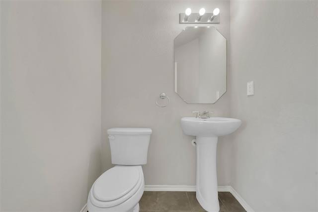 Building Photo - 2133 Meadow View Dr