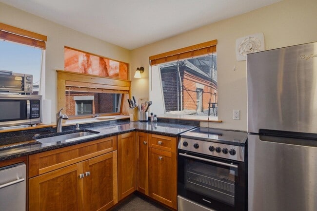 Building Photo - 5 Commercial Alley