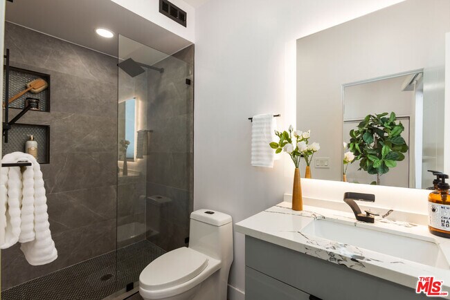 Building Photo - 1210 Kings Rd