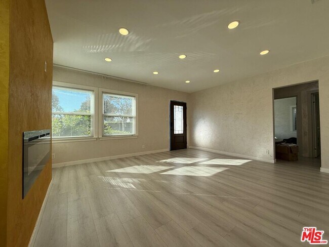 Building Photo - 674 Estelle Ave