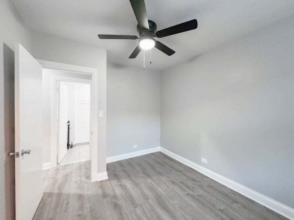 Building Photo - 4037 N Kenmore Ave