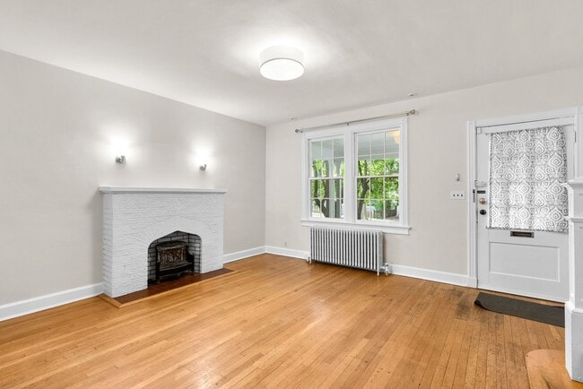 Building Photo - 3 Bed 2 Bath - Glover Park Row Home - Fini...