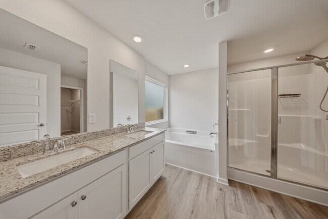 Building Photo - Huge 4 bedroom 2 bathroom home in Southwood