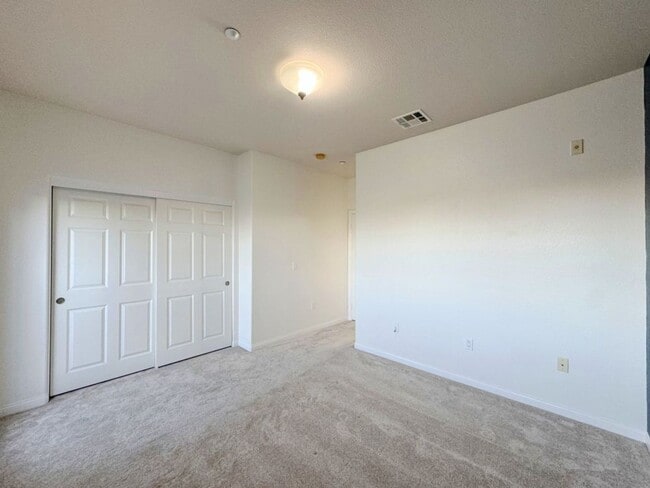 Building Photo - Stunning 2 Bed / 2.5 Bath Condo with 2-Car Garage in North Park