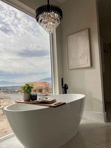 Soaking tub with views - 4428 N Summer View Dr