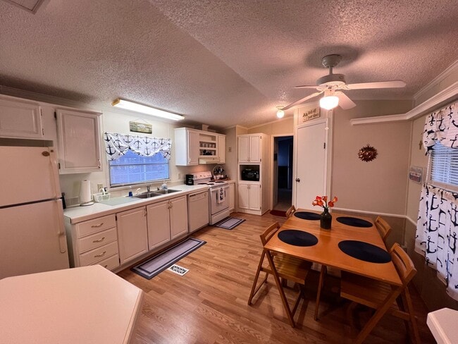 Building Photo - Recently renovated-3 bedroom/2 bathroom home-fully furnished-located in Tanglewood Subdivision